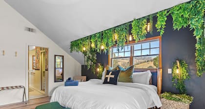 Spacious Family Cabin w/Hot Tub & Mountain Views