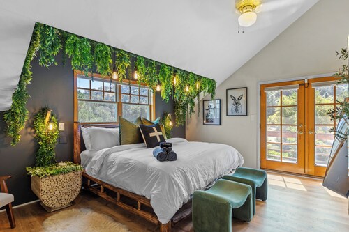 Spacious Family Cabin w/Hot Tub & Mountain Views