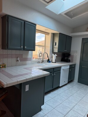 Fridge, microwave, oven, stovetop - Palo Verde Paradise – Open Skies & Room for Toys (Lake Havasu City)