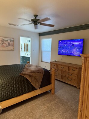 Desk, free WiFi, bed sheets, wheelchair access - Palo Verde Paradise – Open Skies & Room for Toys (Lake Havasu City)