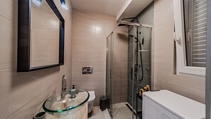 Dusche, Haartrockner, Handtücher
