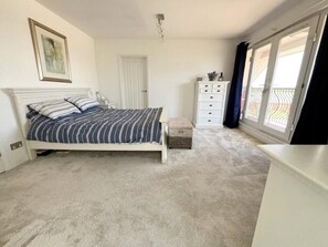 4 bedrooms, iron/ironing board, Internet, bed sheets - Spacious 4-Bedroom Coastal Retreat in Pett, East Sussex (Pett)