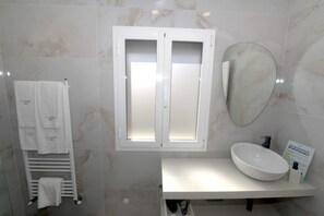 Een douche, een haardroger, handdoeken, zeep