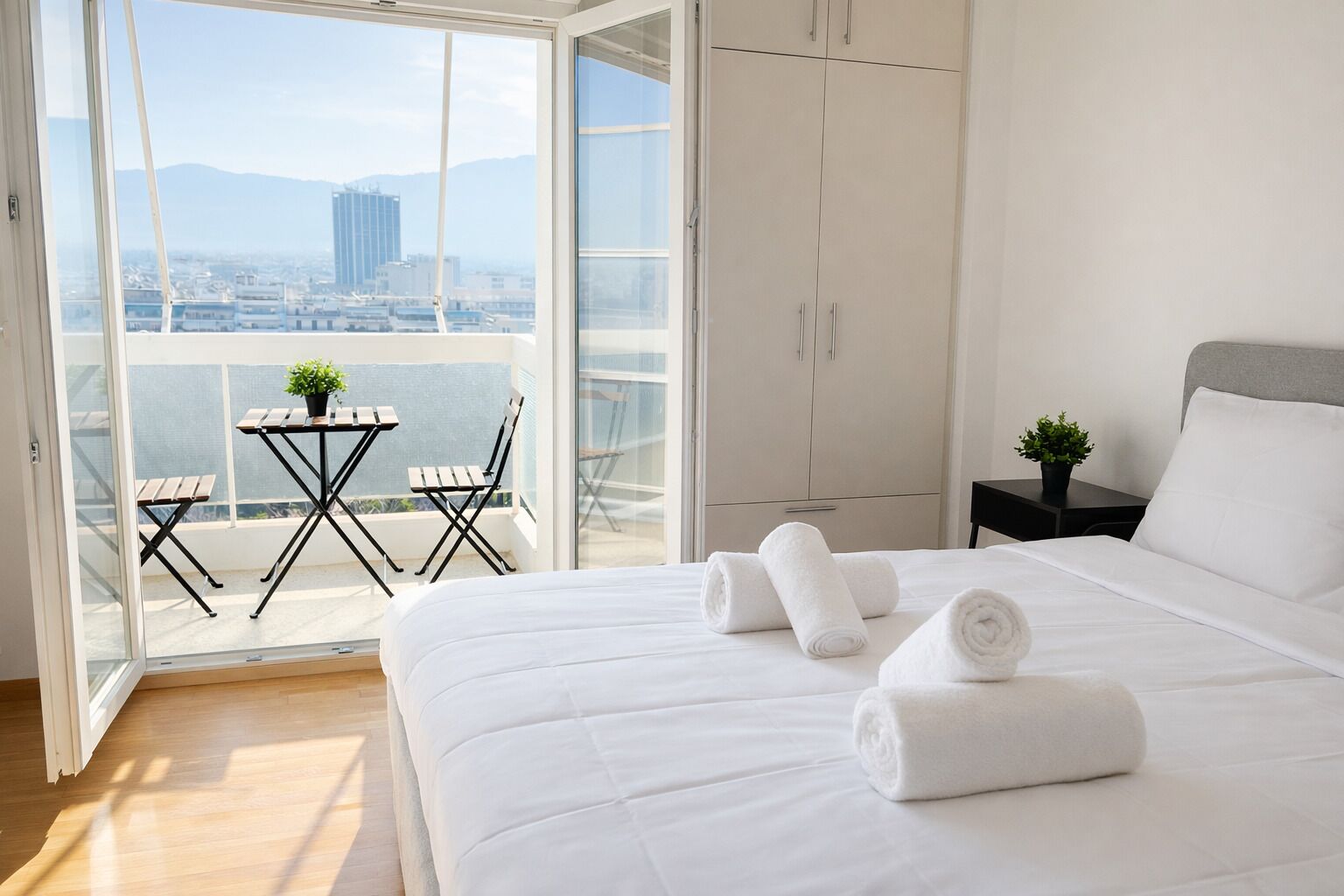 مكواة/لوح كي وخدمة الإنترنت وملاءات أسرّة