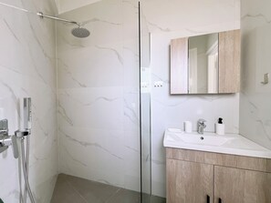 Secador de cabelo, toalhas de banho, sabonete, papel higiênico