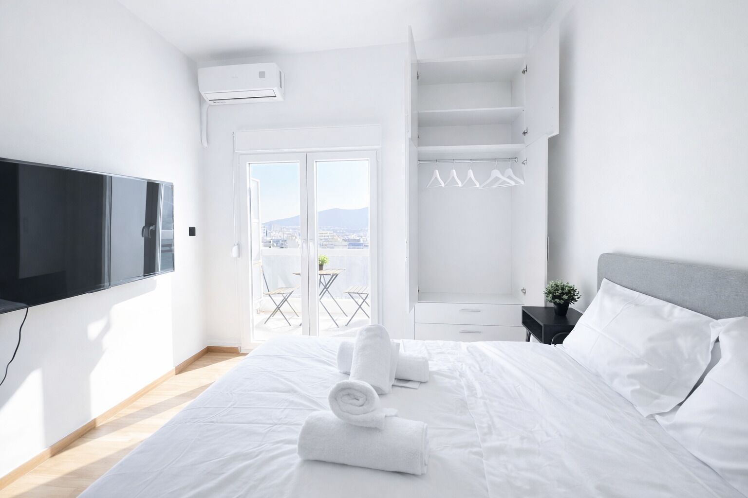 Een strijkplank/strijkijzer, internet, beddengoed