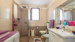 Ducha, secador de pelo y toallas