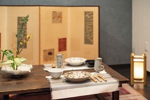Dining - Kyomachiya, Tomejuku] 2 bedrooms (tatami + double), max 5 people, children welcome, close to sushi market, fully equipped kitchen (京都市)