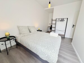 3 多间卧室、办公桌、熨斗/熨衣板、旅行婴儿床