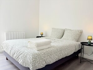 Schreibtisch, Bügeleisen/Bügelbrett, Reisekinderbett, kostenloses WLAN