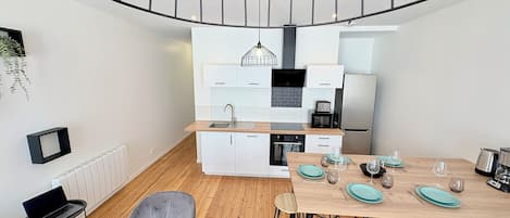 Réfrigérateur, micro-ondes, four, plaque de cuisson