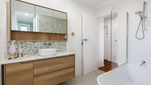 Shower - Saltwater Cottage perfect for families or small groups (Windang)