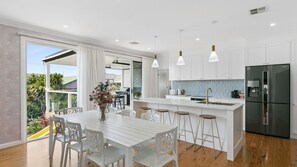 Microwave, dishwasher, coffee/tea maker - Saltwater Cottage perfect for families or small groups (Windang)