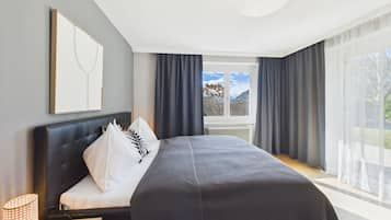 4 bedrooms, desk, travel cot, free WiFi