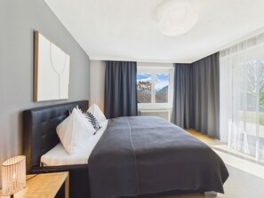 4 bedrooms, desk, travel cot, free WiFi - Garden Oasis family suite: ground floor with garden & private beach,cabin, jetty (Ossiach)
