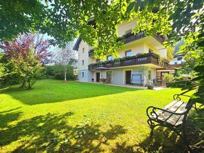 Exterior - Garden Oasis family suite: ground floor with garden & private beach,cabin, jetty (Ossiach)