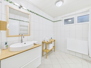 Bathroom - Garden Oasis family suite: ground floor with garden & private beach,cabin, jetty (Ossiach)