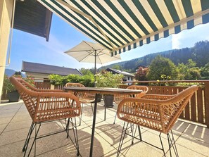 Outdoor dining - Garden Oasis family suite: ground floor with garden & private beach,cabin, jetty (Ossiach)