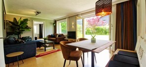 TV, books, stereo - Garden Oasis family suite: ground floor with garden & private beach,cabin, jetty (Ossiach)