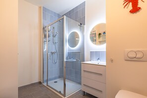 Shower, hair dryer, towels - Holiday Home “Captiva” with Wi-Fi (Saint-Georges-d'Oléron)