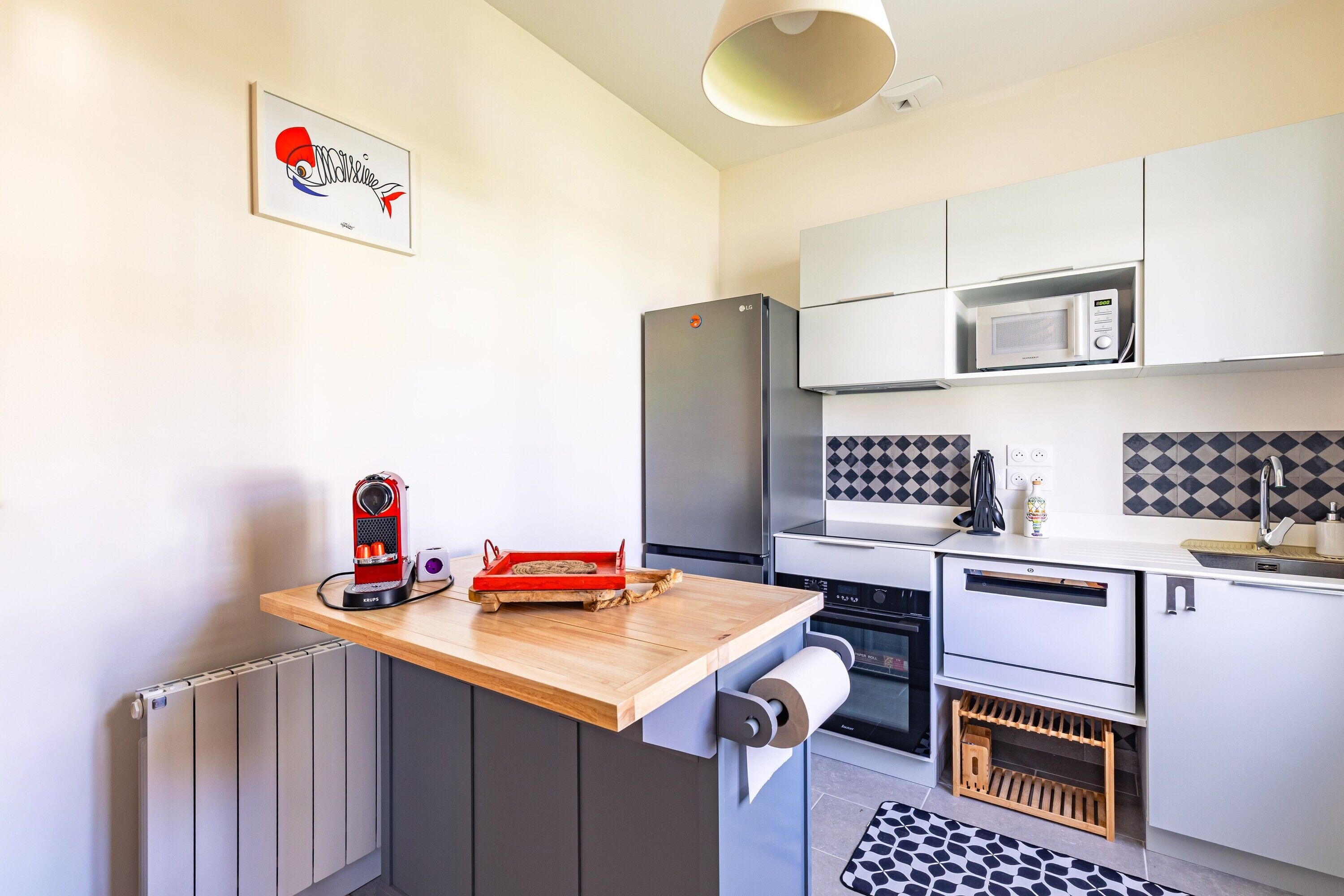 Réfrigérateur, micro-ondes, four, plaque de cuisson