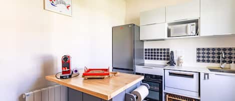 Kylskåp, mikrovågsugn, ugn och spishäll