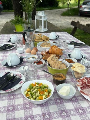 Daily local cuisine breakfast for a fee - "B&B Casa dei Cuori Natura, Silenzio, Relax a 550m di quota" (Calestano)