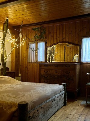 Romantic Room, Garden View | Blackout drapes, free WiFi - "B&B Casa dei Cuori Natura, Silenzio, Relax a 550m di quota" (Calestano)