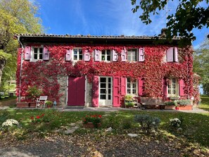 A stone building with red shutters and ivy covering the walls. - "B&B Casa dei Cuori Natura, Silenzio, Relax a 550m di quota" (Calestano)