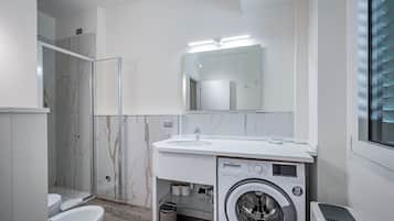 Een douche, een haardroger, een bidet, shampoo