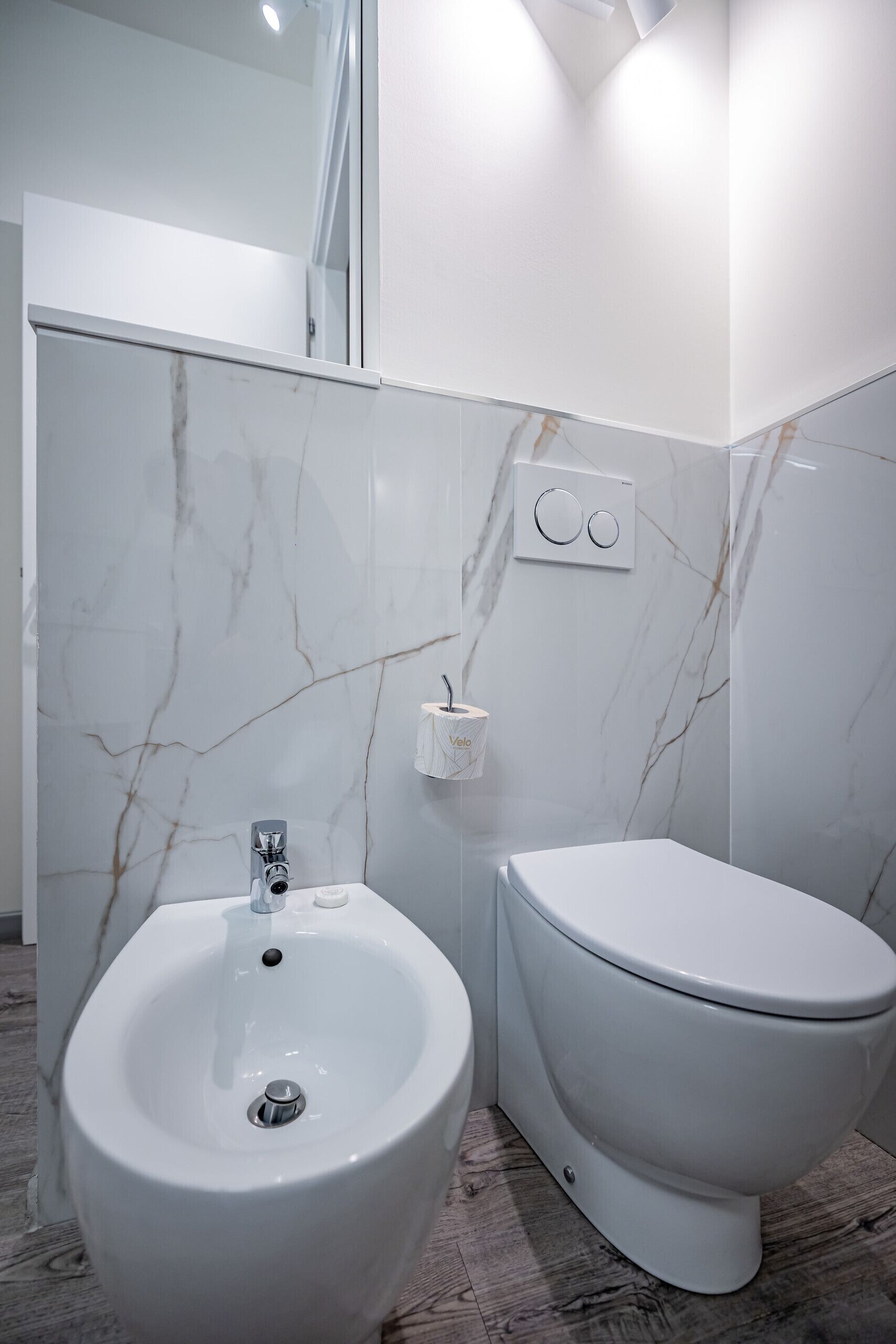 Suihku, hiustenkuivaaja, bidee, sampoo