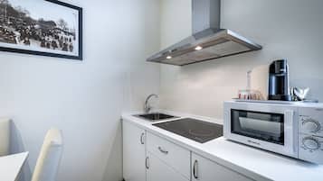 Jääkaappi, mikroaaltouuni, liesi, kahvin-/teenkeitin