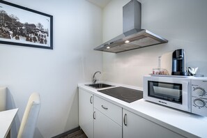 Jääkaappi, mikroaaltouuni, liesi, kahvin-/teenkeitin