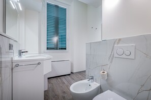 Douche, sèche-cheveux, bidet, shampoing