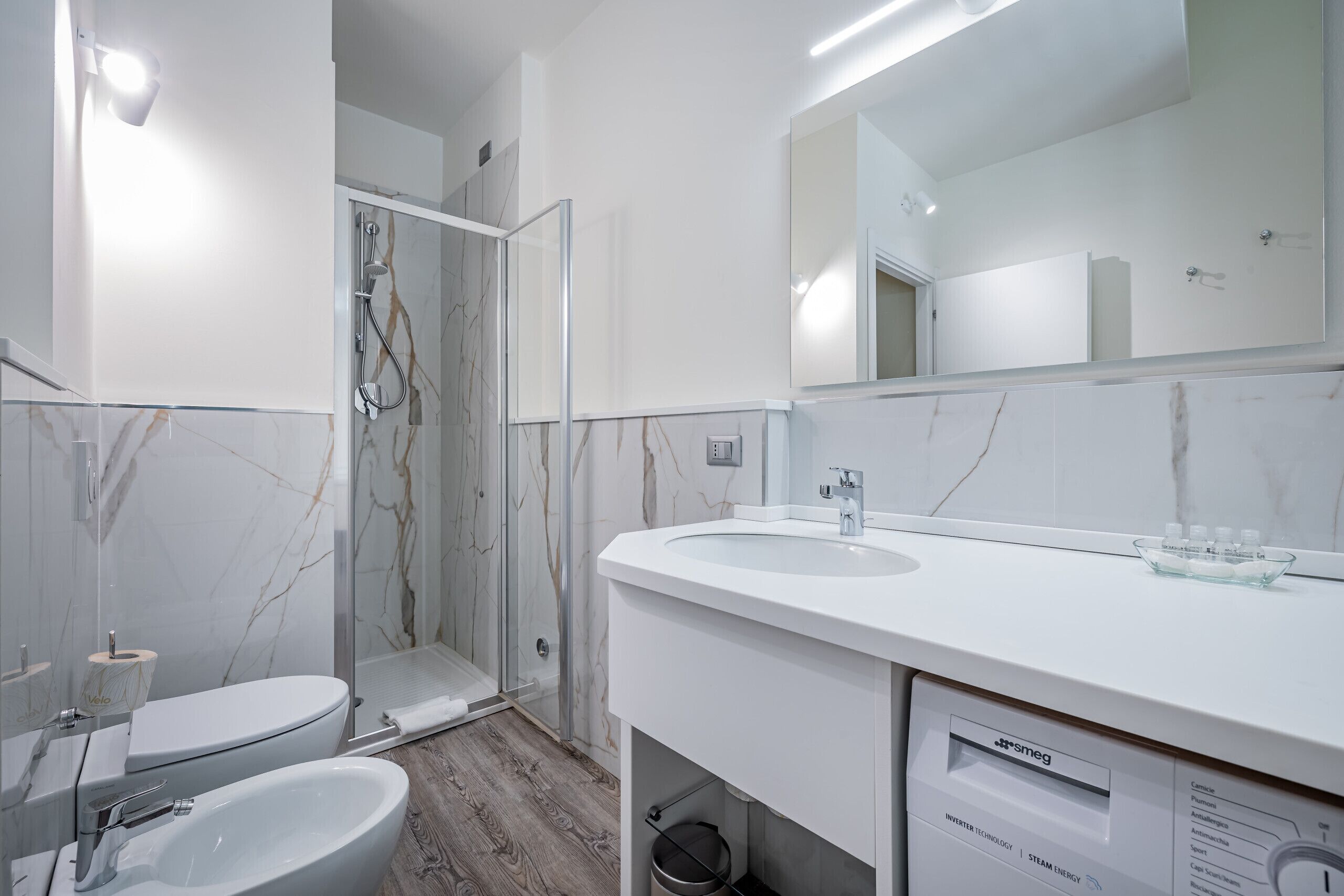 Douche, sèche-cheveux, bidet, shampoing