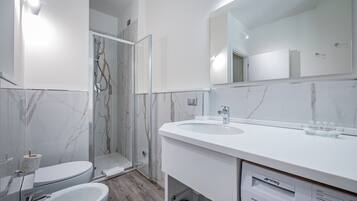 Douche, sĂšche-cheveux, bidet, shampoing