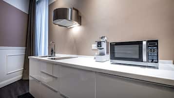 Frigorífico, microondas, placa de cocina y cafetera o tetera