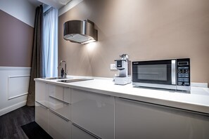 Een koelkast, een magnetron, een kookplaat