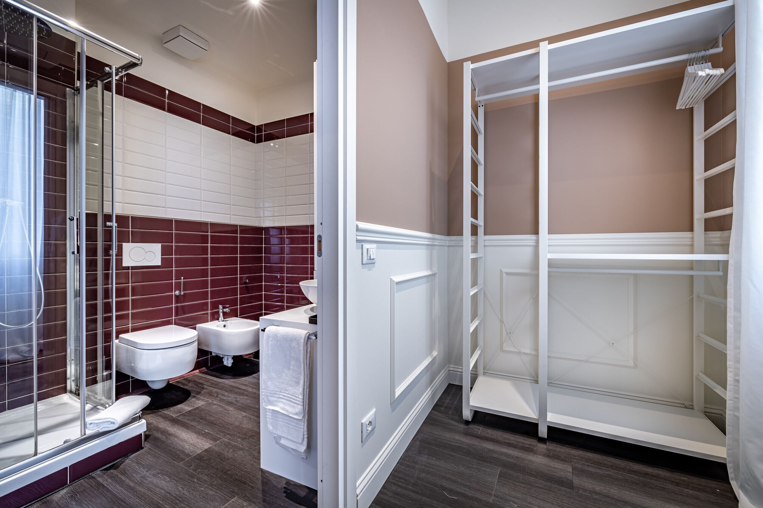 Douche, sèche-cheveux, bidet, shampoing