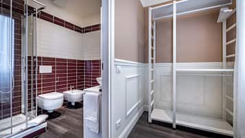 Douche, sèche-cheveux, bidet, shampoing
