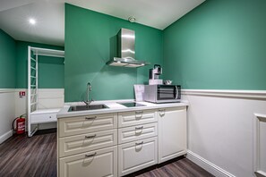 Kühlschrank, Mikrowelle, Herdplatte, Wasserkocher mit Kaffee-/Teezubehör