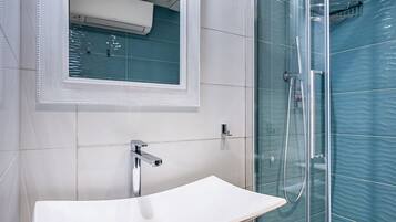 Douche, sèche-cheveux, bidet, shampoing