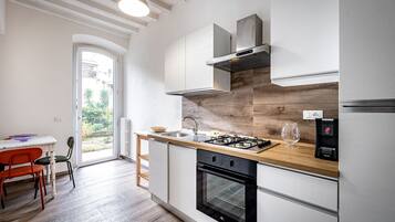 Refrigerador, horno, cafetera/tetera, tetera/pava eléctrica