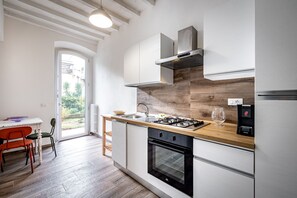 Refrigerador, horno, cafetera/tetera, tetera/pava eléctrica
