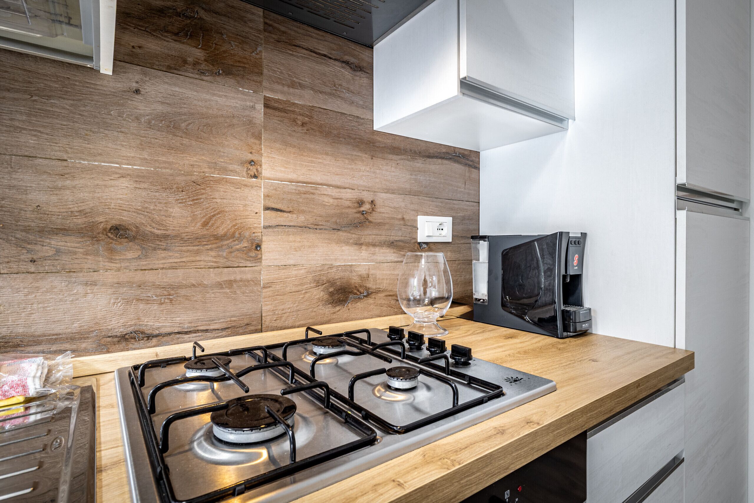 Fridge, oven, coffee/tea maker, electric kettle