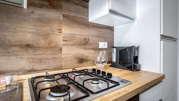 Fridge, oven, coffee/tea maker, electric kettle