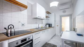 Fridge, microwave, oven, coffee/tea maker