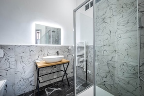 Suihku, hiustenkuivaaja, bidee