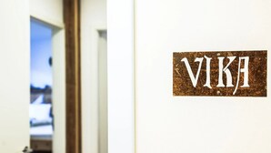 Ovi, jossa on kyltti, jossa lukee: ”VIKI”.