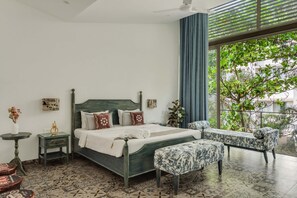Escritorio y ropa de cama 